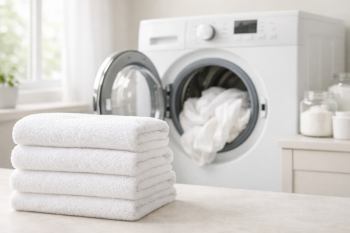 Pranie białych tkanin przy wrażliwej skórze – jak dobrać temperaturę i detergent 